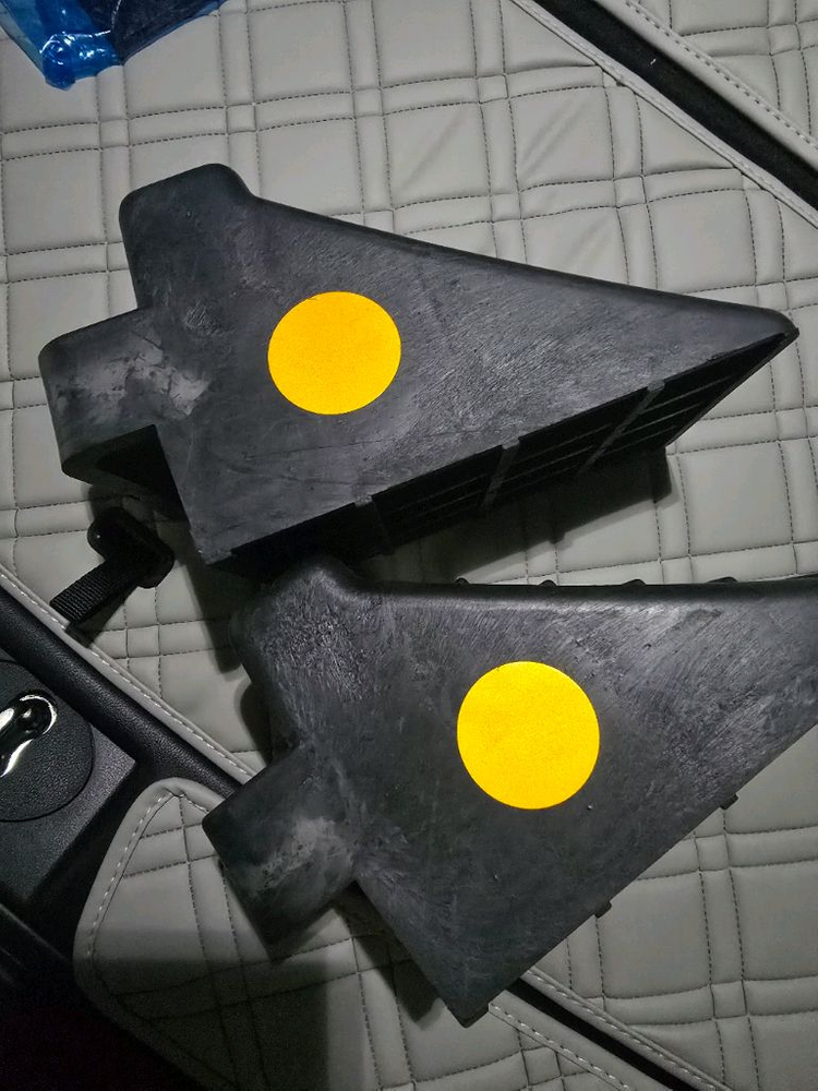 타이어받힘/고임목.버팀목.타이어.미끄럼방지.내리막 이미지