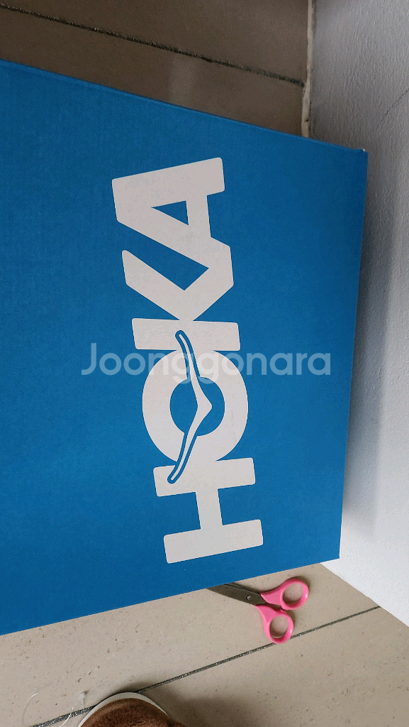 호카 여성 등산화 새상품--1