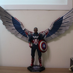 핫토이 캡틴 팔콘 브레이브 뉴 월드 팝니다.