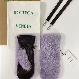 새상품 보테가 베네타 테디 시어링 레더 벙어리 장갑 라벤더 컬러