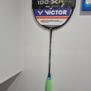 빅터 아우라스피드 100X울트라 배드민턴 라켓 새상품