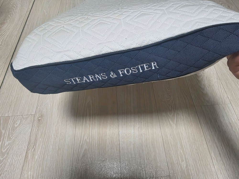 스턴스앤포스터 메모리폼 베개 팝니다.--1