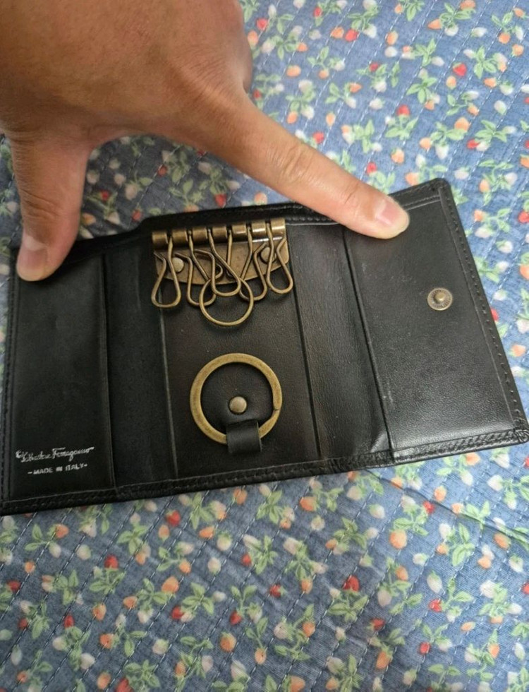 살바토레 페라가모 블랙 가죽 키케이스 이미지