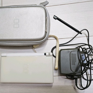 닌텐도 DS lite 본체 + 충전기 + TT칩