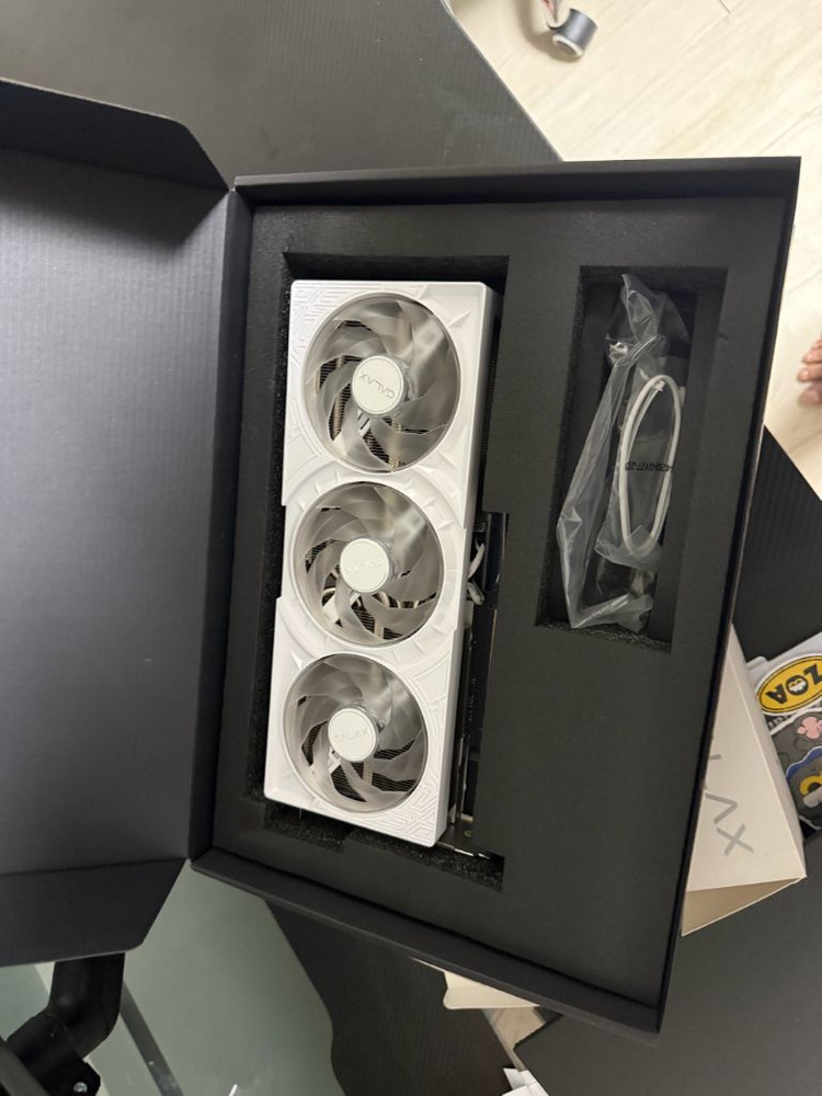 갤럭시 rtx5080 화이트 이미지