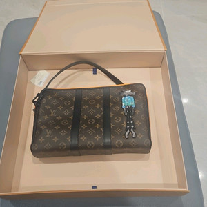 루이비통 LV프렌즈 킵올 스트랩 파우치.클러치.한정판 이미지