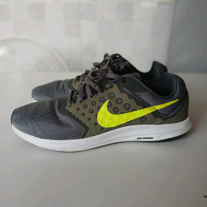 나이키 다운시프터7 275(270권장)