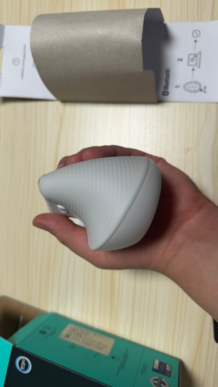 Logitech LIFT 인체공학 버티컬 마우스--5