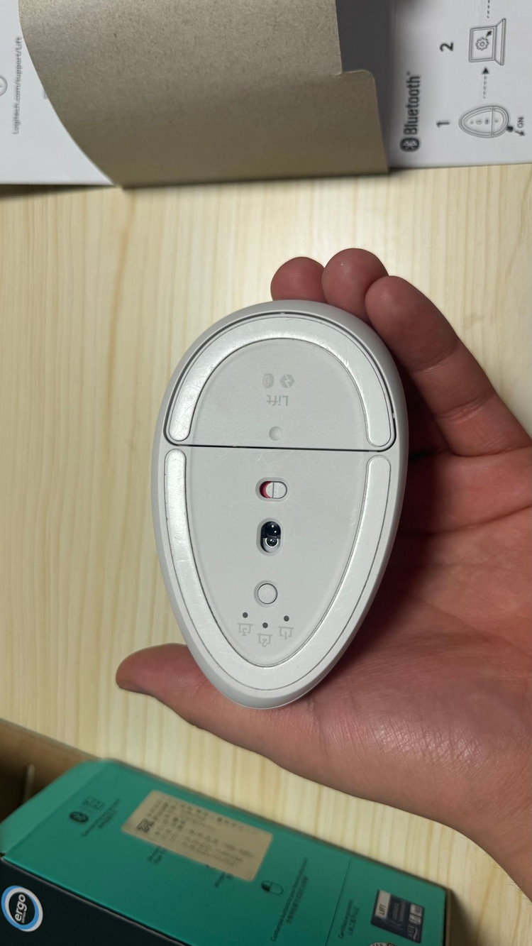 Logitech LIFT 인체공학 버티컬 마우스--4