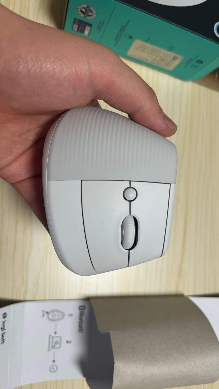 Logitech LIFT 인체공학 버티컬 마우스--2