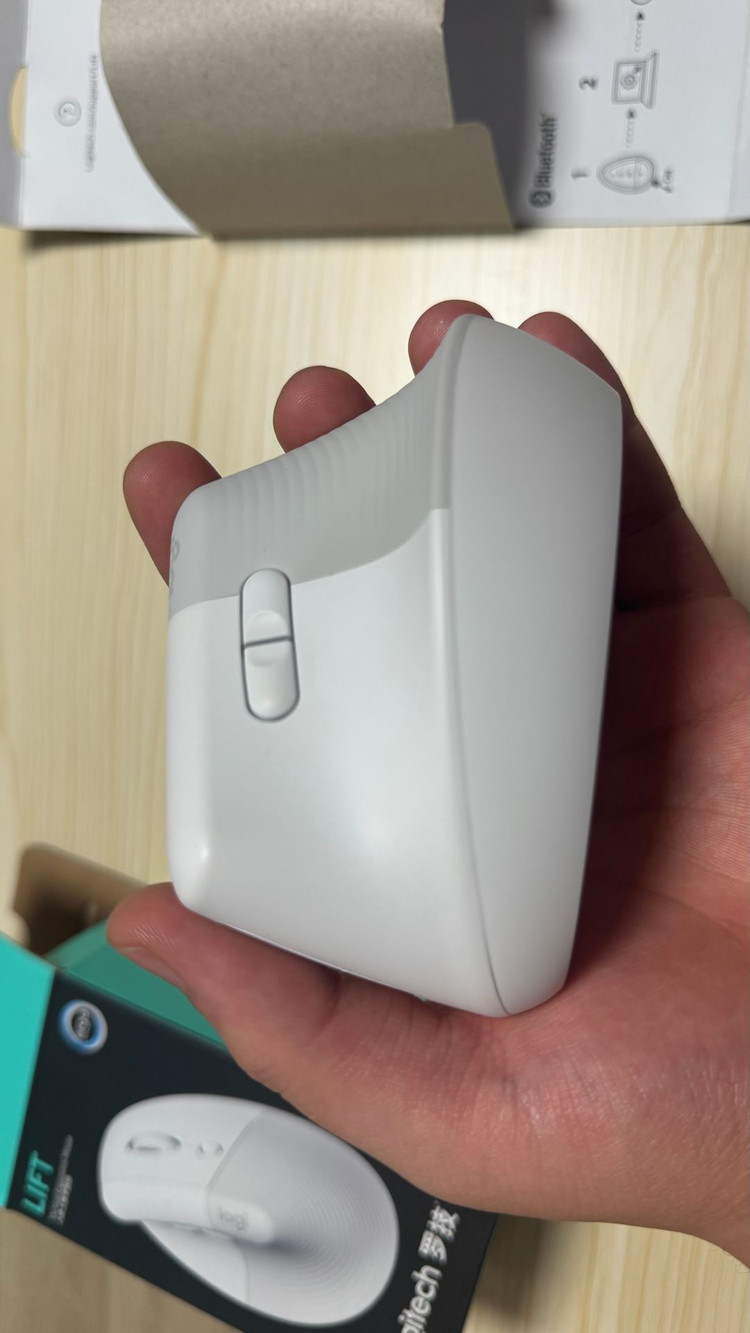 Logitech LIFT 인체공학 버티컬 마우스--3