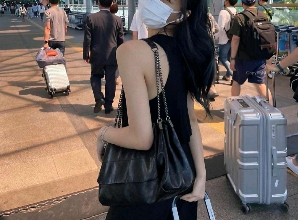 택없는 새상품) 자라 락 플랩 숄더백 블랙. 정품. ITZY 유나백 이미지