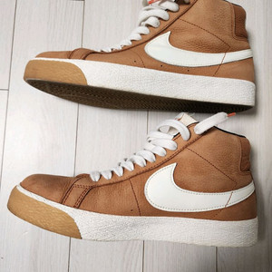 나이키 운동화 SB 줌 블레이저 미드 ISO 다크 러셋 사이즈255가죽이라 자연스런 가죽 사용감 있어요여러 중고사이