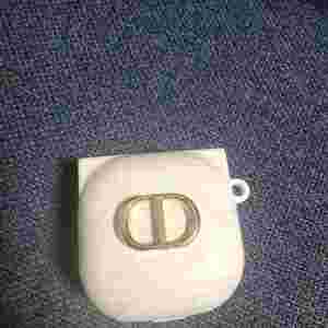 버즈 프로1 사진에 있는 케이스도 다드려요 상태 멀쩡해요 횐불x 케이스 값만 꽤나와요 이미지