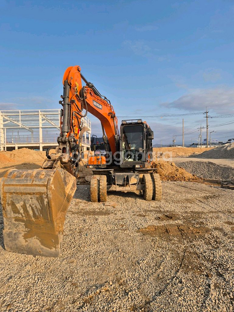 두산 굴삭기 타이어식 소개 합니다 제조사 : 두산 모델명 : DX140W-5L--0