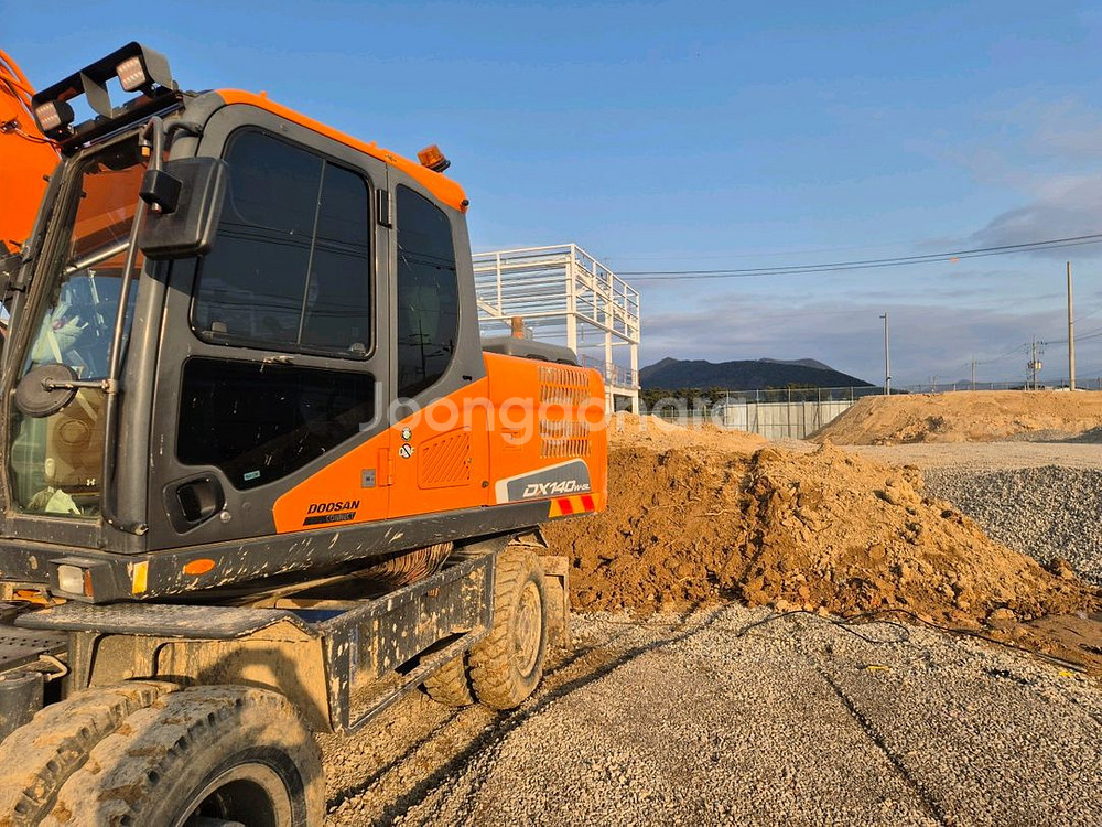 두산 굴삭기 타이어식 소개 합니다 제조사 : 두산 모델명 : DX140W-5L--3