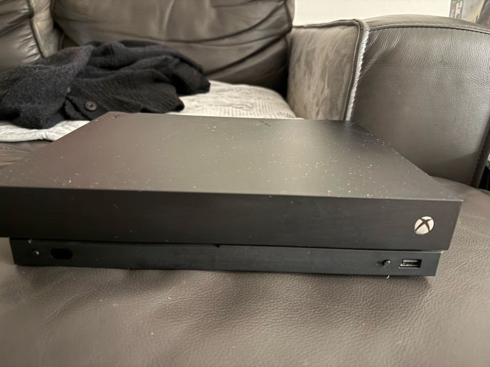 XBOX ONE X 1TB 이미지