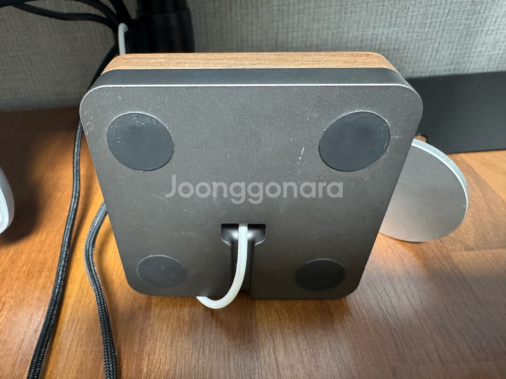 애플 맥세이프 스탠드 월넛 우드 거치대 팝니다--1
