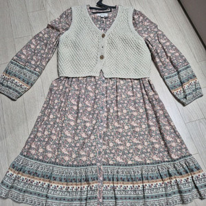 써스데이아일랜드 원피스+단추니트조끼