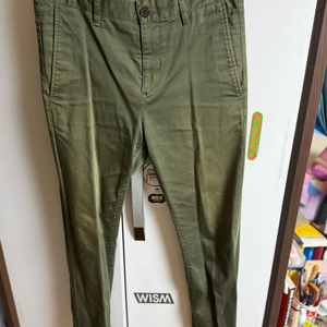 카키색 치노 팬츠