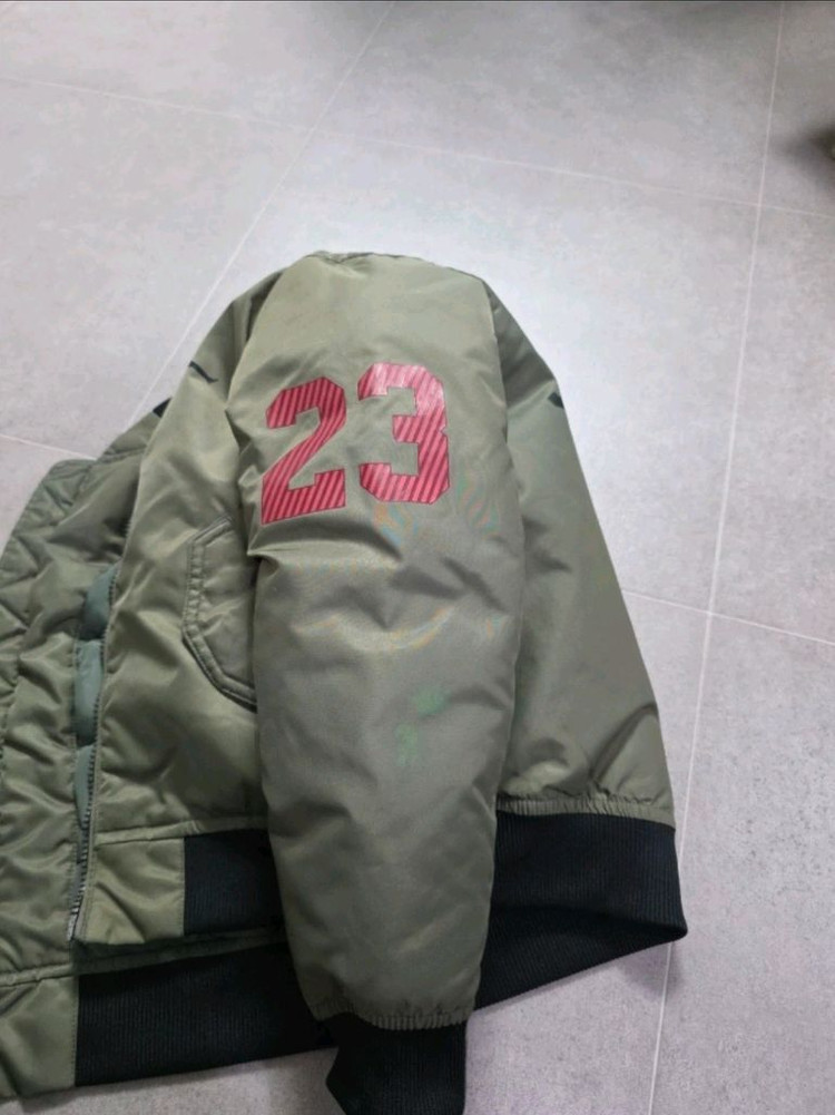 조던키즈 항공점퍼 5-6y 팝니다.--5