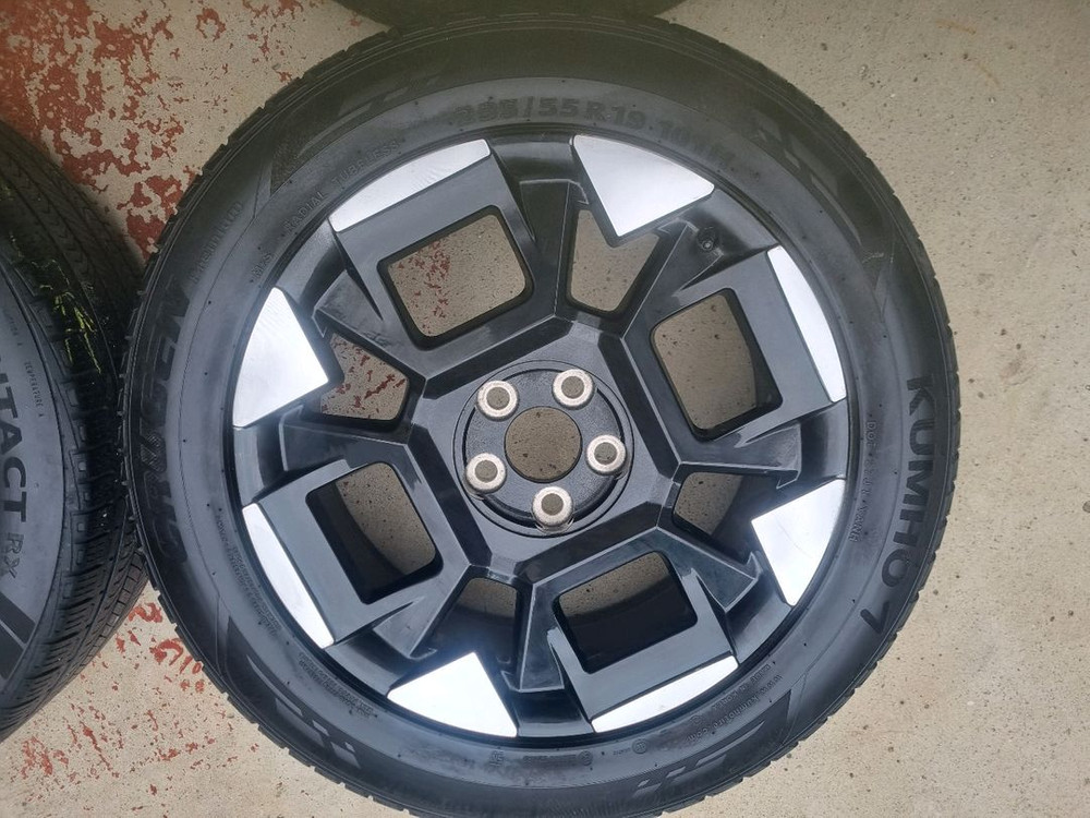 카니발 KA4 19인치 중고 휠타이어 팝니다--4