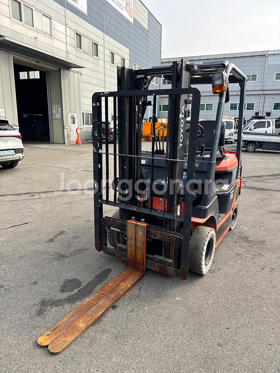 도요타 전동 1.5톤 좌식 지게차 18년식 최신형 이가격에 못구합니다.--1