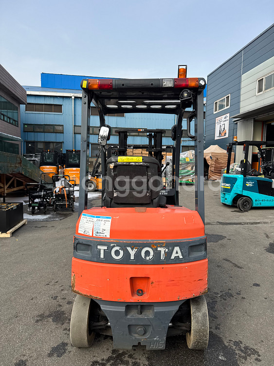 도요타 전동 1.5톤 좌식 지게차 18년식 최신형 이가격에 못구합니다.--6