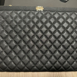 보이샤넬 캐비어 라지 금장 클러치백 판매합니다.