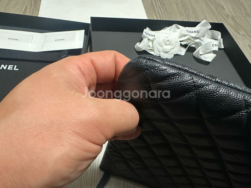 보이샤넬 캐비어 라지 금장 클러치백 판매합니다.--8