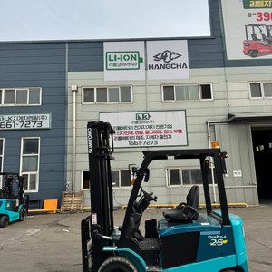 2.5톤 전동 좌식 지게차 17년식 초할인판매