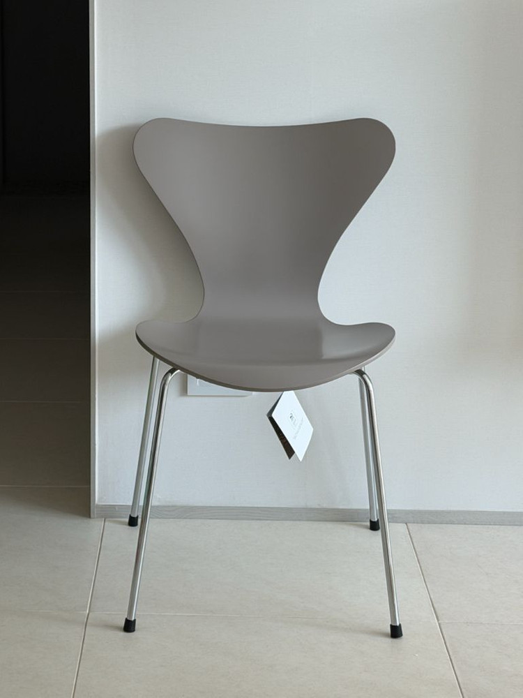 프리츠한센 세븐체어 라커드 딥클레이 이미지