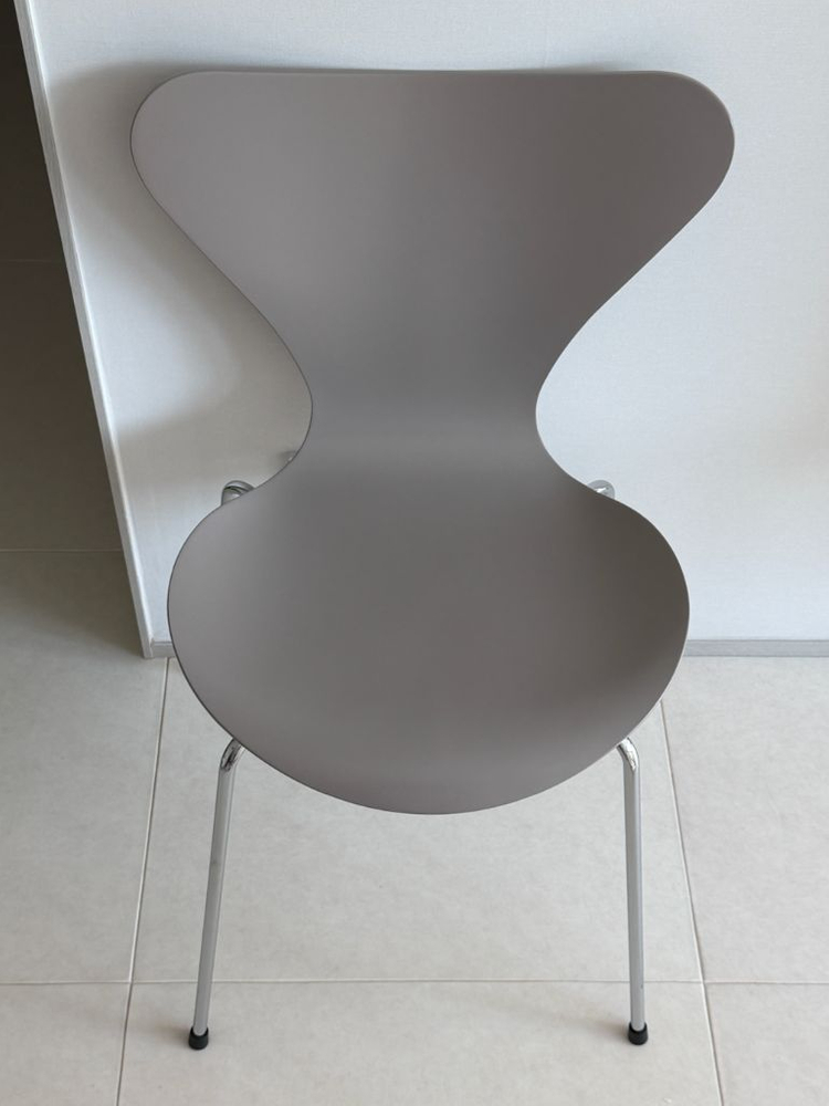 프리츠한센 세븐체어 라커드 딥클레이 이미지