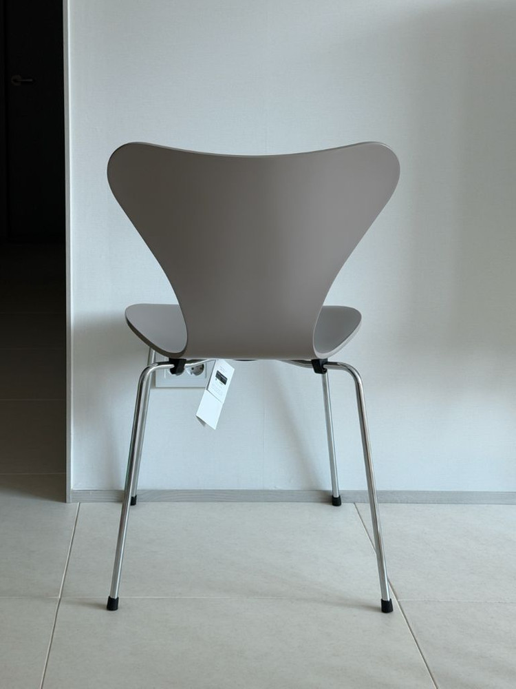 프리츠한센 세븐체어 라커드 딥클레이 이미지