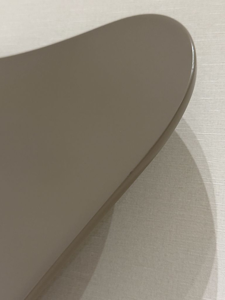 프리츠한센 세븐체어 라커드 딥클레이 이미지