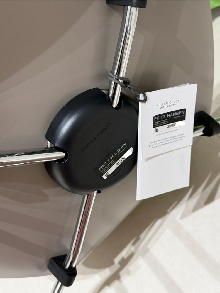 프리츠한센 세븐체어 라커드 딥클레이 이미지