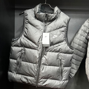 [나이키] 나이키조끼 QQM FB8184-010 나이키 윈드러너 스톰핏 다운 패딩 조끼 블랙(105)190,000 이미지