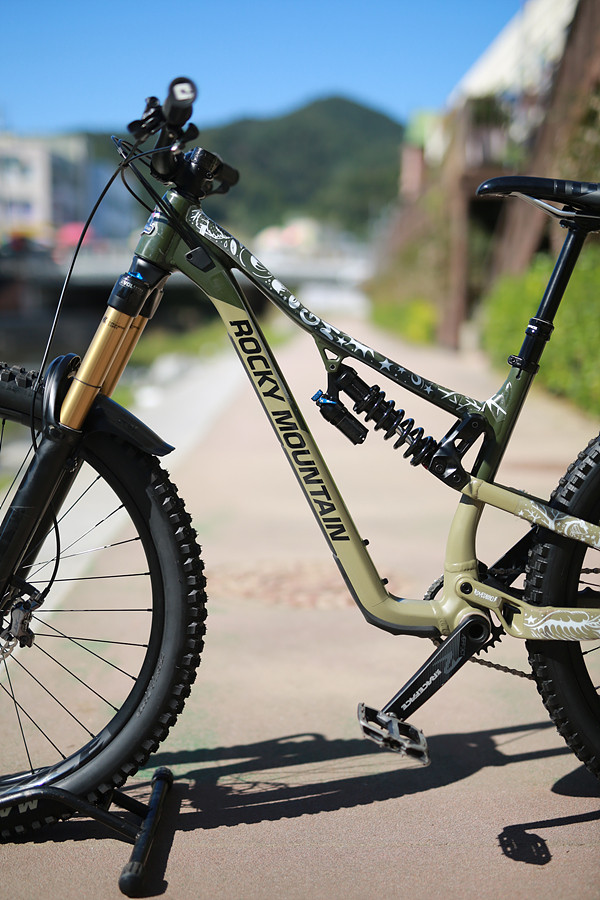 *급처A급*신차급*22년 록키마운틴 알티튜드 알로이70 코일S 27.5인치--3