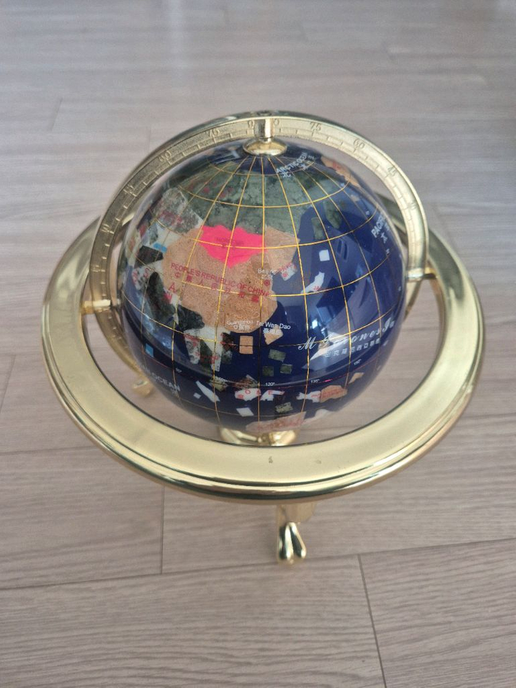 장식용 지구본--1