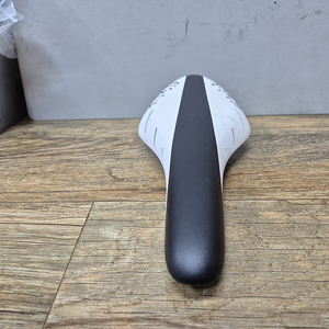 .피직 아르오네 R3 안장