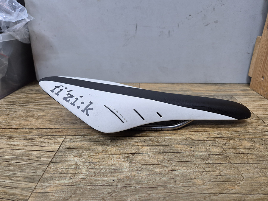 .피직 아르오네 R3 안장--1