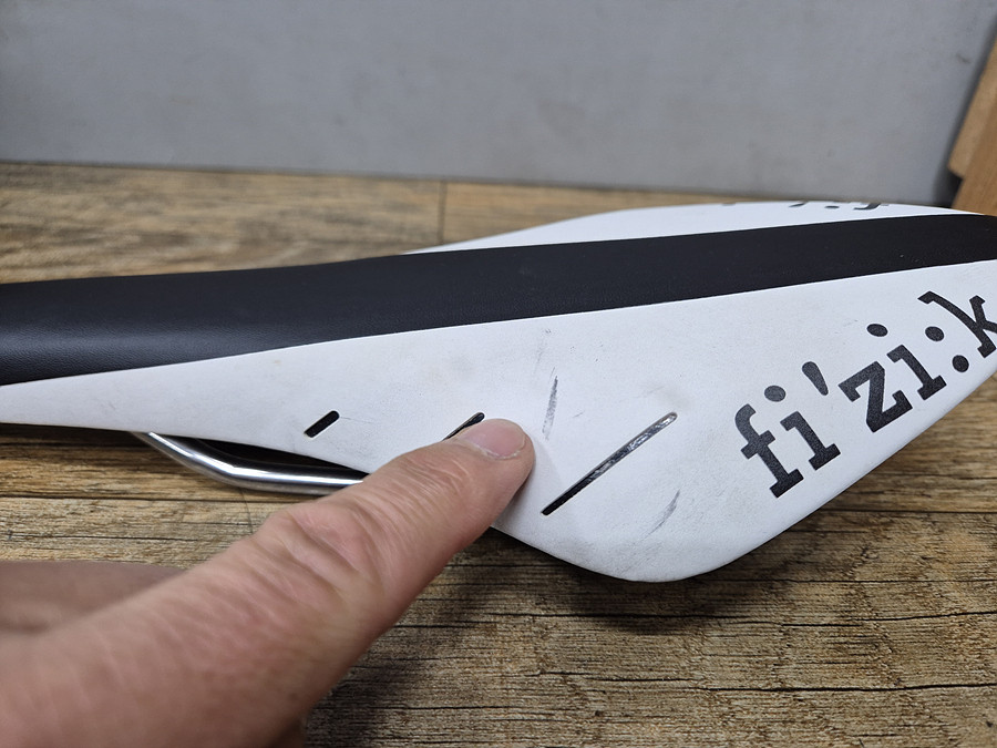 .피직 아르오네 R3 안장--3