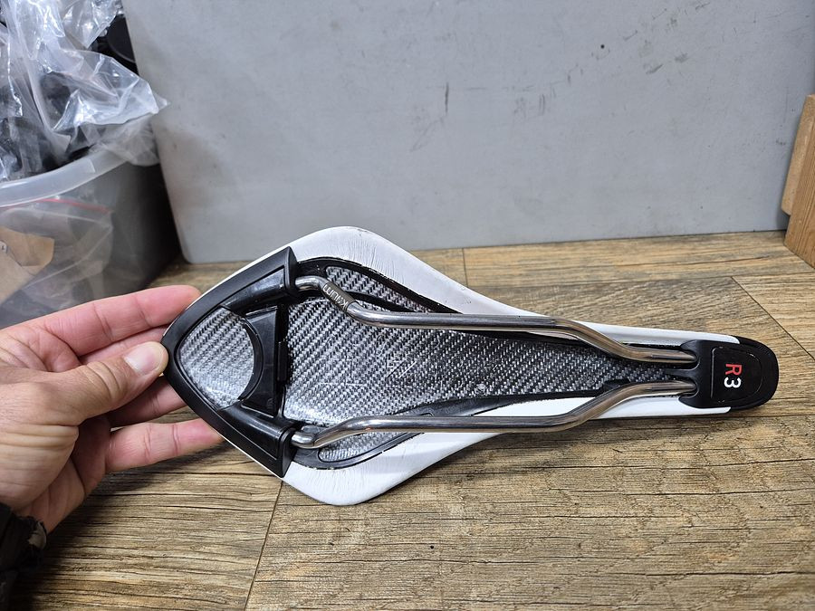 .피직 아르오네 R3 안장--4