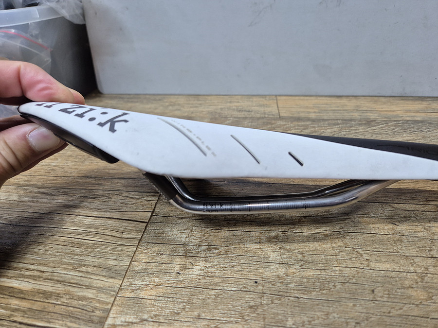 .피직 아르오네 R3 안장--5