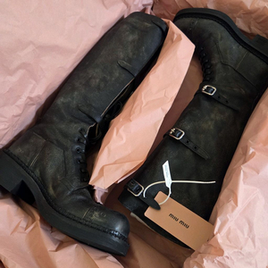 미우미우 멀티 버클 가죽 부츠 35