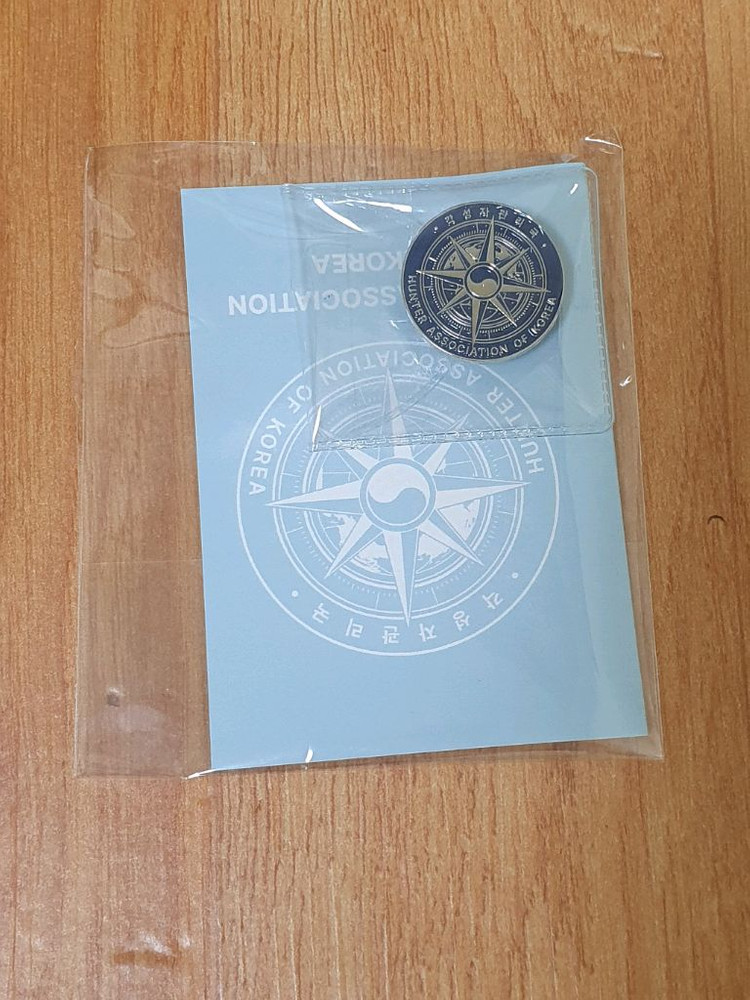 헌터는 조용히 살고 싶다 헌조살 북극여우 관리국 배지 & 포토카드 SET 웹툰 굿즈 미개봉 이미지