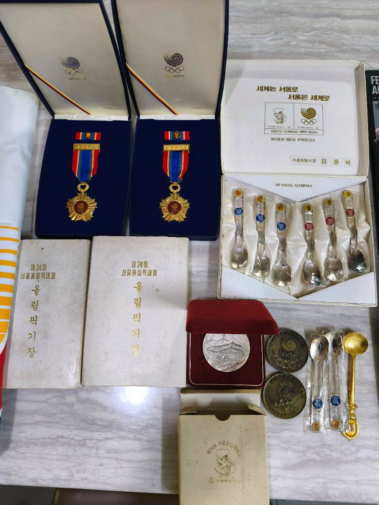 서울 88올림픽 기념품 일괄판매 깃발 기장 스푼 메달 이미지