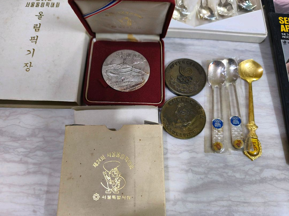 서울 88올림픽 기념품 일괄판매 깃발 기장 스푼 메달 이미지
