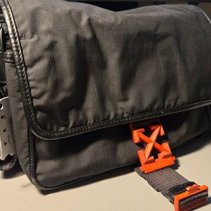 오프화이트 애로우버클 나일론 메신저백 팝니다