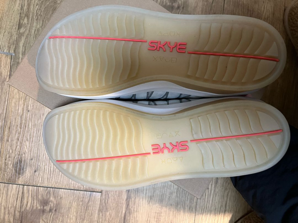 [미착용 새신발] SKYE The Mobrly Whistler White (방수 스니커즈)--3